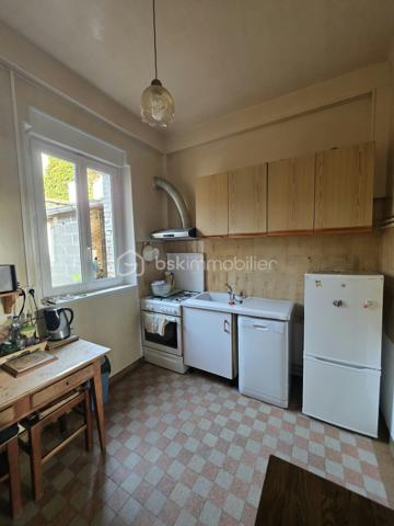 Maison familiale de bourg avec jardin, garage et beau potentiel d’aménagement
Idéalement située à environ 30 minutes d’Argentan et de L’Aigle, et à 15 minutes de Sées et de Gacé, cette maison familiale de bourg mitoyenne en partie bénéficie d’un emplacement privilégié, au cœur d’une commune offrant de nombreuses commodités.
À rafraîchir selon vos envies, elle offre de beaux volumes et un fort potentiel pour créer un lieu de vie chaleureux et personnalisé.
Au rez-de-chaussée, vous découvrirez une entrée avec placard, un salon lumineux ainsi qu’une salle à manger agrémentée d’une ancienne cheminée. Ces espaces peuvent être repensés afin de créer une belle pièce de vie conviviale, lumineuse et spacieuse.
Dans le prolongement, vous trouverez un coin cuisine, un espace buanderie avec salle de bains ainsi qu’une chambre de plain-pied, idéale pour une vie de famille confortable.
Au premier étage, un palier dessert trois belles chambres, un bureau, un WC indépendant et un dressing, offrant de nombreuses possibilités d’organisation.
Au deuxième étage, un vaste grenier d’environ 75 m² vous permettra d’envisager un bel espace supplémentaire après aménagement, ou de bénéficier d’un espace de stockage appréciable.
À l’extérieur, la propriété dispose également d’une cave sur une partie du rez-de-chaussée, d’un atelier et d’une cour.
Un garage ainsi qu’un jardin, situés à proximité immédiate de la maison sans être attenants, viennent compléter cet ensemble
Cette maison séduira les familles en quête d’espace et de potentiel, souhaitant profiter du confort des commodités de proximité tout en bénéficiant du calme et de la qualité de vie d’une commune rurale.
Informations complémentaires :
Chauffage central au gaz de ville
Assainissement collectif
Écoles et transports à proximité
Une maison pleine de possibilités, idéale pour donner vie à votre projet familial !
À visiter sans tarder !