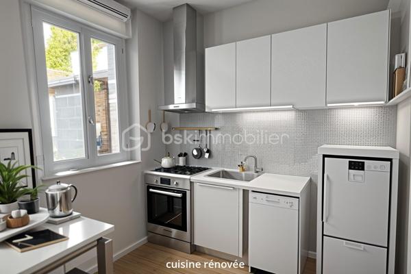 Maison familiale de bourg avec jardin, garage et beau potentiel d’aménagement
Idéalement située à environ 30 minutes d’Argentan et de L’Aigle, et à 15 minutes de Sées et de Gacé, cette maison familiale de bourg mitoyenne en partie bénéficie d’un emplacement privilégié, au cœur d’une commune offrant de nombreuses commodités.
À rafraîchir selon vos envies, elle offre de beaux volumes et un fort potentiel pour créer un lieu de vie chaleureux et personnalisé.
Au rez-de-chaussée, vous découvrirez une entrée avec placard, un salon lumineux ainsi qu’une salle à manger agrémentée d’une ancienne cheminée. Ces espaces peuvent être repensés afin de créer une belle pièce de vie conviviale, lumineuse et spacieuse.
Dans le prolongement, vous trouverez un coin cuisine, un espace buanderie avec salle de bains ainsi qu’une chambre de plain-pied, idéale pour une vie de famille confortable.
Au premier étage, un palier dessert trois belles chambres, un bureau, un WC indépendant et un dressing, offrant de nombreuses possibilités d’organisation.
Au deuxième étage, un vaste grenier d’environ 75 m² vous permettra d’envisager un bel espace supplémentaire après aménagement, ou de bénéficier d’un espace de stockage appréciable.
À l’extérieur, la propriété dispose également d’une cave sur une partie du rez-de-chaussée, d’un atelier et d’une cour.
Un garage ainsi qu’un jardin, situés à proximité immédiate de la maison sans être attenants, viennent compléter cet ensemble
Cette maison séduira les familles en quête d’espace et de potentiel, souhaitant profiter du confort des commodités de proximité tout en bénéficiant du calme et de la qualité de vie d’une commune rurale.
Informations complémentaires :
Chauffage central au gaz de ville
Assainissement collectif
Écoles et transports à proximité
Une maison pleine de possibilités, idéale pour donner vie à votre projet familial !
À visiter sans tarder !