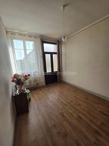 Maison familiale de bourg avec jardin, garage et beau potentiel d’aménagement
Idéalement située à environ 30 minutes d’Argentan et de L’Aigle, et à 15 minutes de Sées et de Gacé, cette maison familiale de bourg mitoyenne en partie bénéficie d’un emplacement privilégié, au cœur d’une commune offrant de nombreuses commodités.
À rafraîchir selon vos envies, elle offre de beaux volumes et un fort potentiel pour créer un lieu de vie chaleureux et personnalisé.
Au rez-de-chaussée, vous découvrirez une entrée avec placard, un salon lumineux ainsi qu’une salle à manger agrémentée d’une ancienne cheminée. Ces espaces peuvent être repensés afin de créer une belle pièce de vie conviviale, lumineuse et spacieuse.
Dans le prolongement, vous trouverez un coin cuisine, un espace buanderie avec salle de bains ainsi qu’une chambre de plain-pied, idéale pour une vie de famille confortable.
Au premier étage, un palier dessert trois belles chambres, un bureau, un WC indépendant et un dressing, offrant de nombreuses possibilités d’organisation.
Au deuxième étage, un vaste grenier d’environ 75 m² vous permettra d’envisager un bel espace supplémentaire après aménagement, ou de bénéficier d’un espace de stockage appréciable.
À l’extérieur, la propriété dispose également d’une cave sur une partie du rez-de-chaussée, d’un atelier et d’une cour.
Un garage ainsi qu’un jardin, situés à proximité immédiate de la maison sans être attenants, viennent compléter cet ensemble
Cette maison séduira les familles en quête d’espace et de potentiel, souhaitant profiter du confort des commodités de proximité tout en bénéficiant du calme et de la qualité de vie d’une commune rurale.
Informations complémentaires :
Chauffage central au gaz de ville
Assainissement collectif
Écoles et transports à proximité
Une maison pleine de possibilités, idéale pour donner vie à votre projet familial !
À visiter sans tarder !
