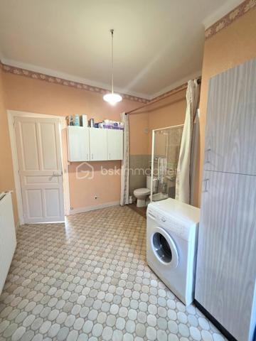 Maison familiale de bourg avec jardin, garage et beau potentiel d’aménagement
Idéalement située à environ 30 minutes d’Argentan et de L’Aigle, et à 15 minutes de Sées et de Gacé, cette maison familiale de bourg mitoyenne en partie bénéficie d’un emplacement privilégié, au cœur d’une commune offrant de nombreuses commodités.
À rafraîchir selon vos envies, elle offre de beaux volumes et un fort potentiel pour créer un lieu de vie chaleureux et personnalisé.
Au rez-de-chaussée, vous découvrirez une entrée avec placard, un salon lumineux ainsi qu’une salle à manger agrémentée d’une ancienne cheminée. Ces espaces peuvent être repensés afin de créer une belle pièce de vie conviviale, lumineuse et spacieuse.
Dans le prolongement, vous trouverez un coin cuisine, un espace buanderie avec salle de bains ainsi qu’une chambre de plain-pied, idéale pour une vie de famille confortable.
Au premier étage, un palier dessert trois belles chambres, un bureau, un WC indépendant et un dressing, offrant de nombreuses possibilités d’organisation.
Au deuxième étage, un vaste grenier d’environ 75 m² vous permettra d’envisager un bel espace supplémentaire après aménagement, ou de bénéficier d’un espace de stockage appréciable.
À l’extérieur, la propriété dispose également d’une cave sur une partie du rez-de-chaussée, d’un atelier et d’une cour.
Un garage ainsi qu’un jardin, situés à proximité immédiate de la maison sans être attenants, viennent compléter cet ensemble
Cette maison séduira les familles en quête d’espace et de potentiel, souhaitant profiter du confort des commodités de proximité tout en bénéficiant du calme et de la qualité de vie d’une commune rurale.
Informations complémentaires :
Chauffage central au gaz de ville
Assainissement collectif
Écoles et transports à proximité
Une maison pleine de possibilités, idéale pour donner vie à votre projet familial !
À visiter sans tarder !