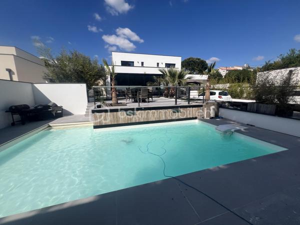 Montélimar - Secteur prisé ! Magnifique villa contemporaine avec piscine, pool House et appartement indépendant. Ce bien recherché se compose d’un séjour harmonieux de 50m2 avec terrasse vitrée idéale pour profiter en toute saison, d’une une suite parentale en rez de chaussée avec terrasse privative et de 3 chambres à l’étage avec salle d’eau et toilettes. 
En exterieur la parcelle qui compte 900m2 environ comporte une piscine d’exception avec sa cuisine d’été pour de merveilleux moments avec ses convives. 
Ne manquez pas ce bien d’exception et contactez moi au 0763174209 pour une visite.