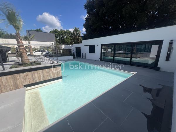 Montélimar - Secteur prisé ! Magnifique villa contemporaine avec piscine, pool House et appartement indépendant. Ce bien recherché se compose d’un séjour harmonieux de 50m2 avec terrasse vitrée idéale pour profiter en toute saison, d’une une suite parentale en rez de chaussée avec terrasse privative et de 3 chambres à l’étage avec salle d’eau et toilettes. 
En exterieur la parcelle qui compte 900m2 environ comporte une piscine d’exception avec sa cuisine d’été pour de merveilleux moments avec ses convives. 
Ne manquez pas ce bien d’exception et contactez moi au 0763174209 pour une visite.
