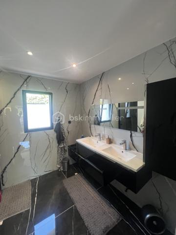 Montélimar - Secteur prisé ! Magnifique villa contemporaine avec piscine, pool House et appartement indépendant. Ce bien recherché se compose d’un séjour harmonieux de 50m2 avec terrasse vitrée idéale pour profiter en toute saison, d’une une suite parentale en rez de chaussée avec terrasse privative et de 3 chambres à l’étage avec salle d’eau et toilettes. 
En exterieur la parcelle qui compte 900m2 environ comporte une piscine d’exception avec sa cuisine d’été pour de merveilleux moments avec ses convives. 
Ne manquez pas ce bien d’exception et contactez moi au 0763174209 pour une visite.