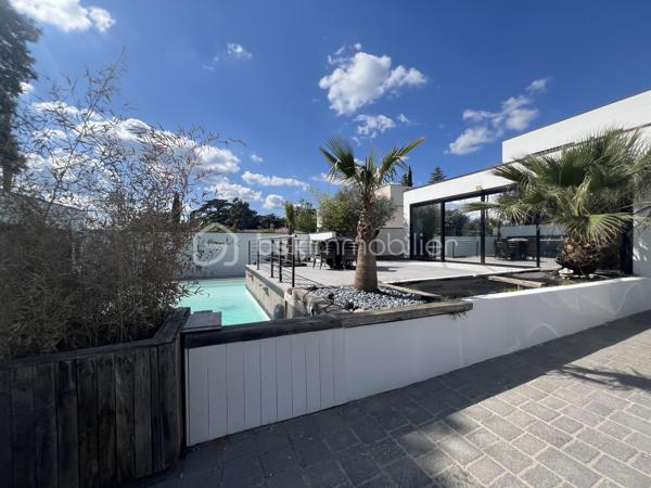 Montélimar - Secteur prisé ! Magnifique villa contemporaine avec piscine, pool House et appartement indépendant. Ce bien recherché se compose d’un séjour harmonieux de 50m2 avec terrasse vitrée idéale pour profiter en toute saison, d’une une suite parentale en rez de chaussée avec terrasse privative et de 3 chambres à l’étage avec salle d’eau et toilettes. 
En exterieur la parcelle qui compte 900m2 environ comporte une piscine d’exception avec sa cuisine d’été pour de merveilleux moments avec ses convives. 
Ne manquez pas ce bien d’exception et contactez moi au 0763174209 pour une visite.