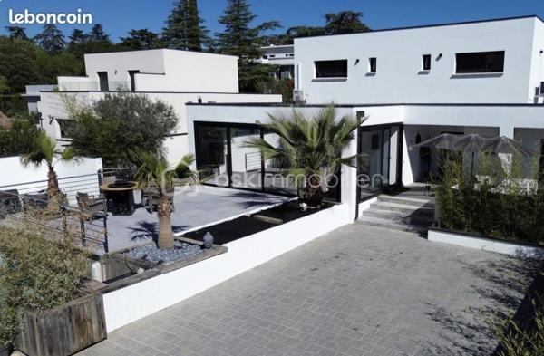 Montélimar - Secteur prisé ! Magnifique villa contemporaine avec piscine, pool House et appartement indépendant. Ce bien recherché se compose d’un séjour harmonieux de 50m2 avec terrasse vitrée idéale pour profiter en toute saison, d’une une suite parentale en rez de chaussée avec terrasse privative et de 3 chambres à l’étage avec salle d’eau et toilettes. 
En exterieur la parcelle qui compte 900m2 environ comporte une piscine d’exception avec sa cuisine d’été pour de merveilleux moments avec ses convives. 
Ne manquez pas ce bien d’exception et contactez moi au 0763174209 pour une visite.