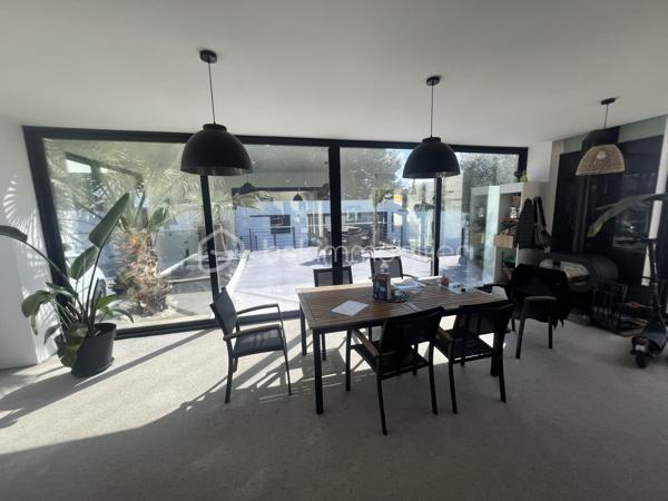 Montélimar - Secteur prisé ! Magnifique villa contemporaine avec piscine, pool House et appartement indépendant. Ce bien recherché se compose d’un séjour harmonieux de 50m2 avec terrasse vitrée idéale pour profiter en toute saison, d’une une suite parentale en rez de chaussée avec terrasse privative et de 3 chambres à l’étage avec salle d’eau et toilettes. 
En exterieur la parcelle qui compte 900m2 environ comporte une piscine d’exception avec sa cuisine d’été pour de merveilleux moments avec ses convives. 
Ne manquez pas ce bien d’exception et contactez moi au 0763174209 pour une visite.