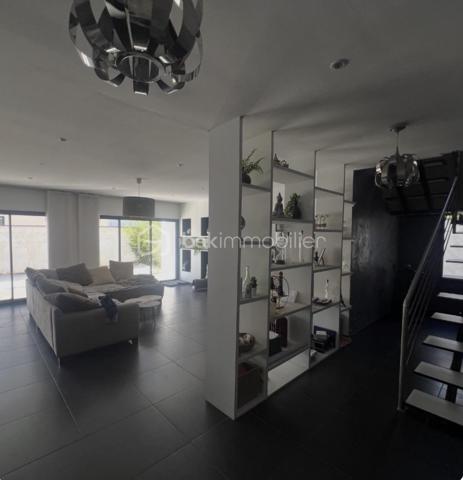 Montélimar - Secteur prisé ! Magnifique villa contemporaine avec piscine, pool House et appartement indépendant. Ce bien recherché se compose d’un séjour harmonieux de 50m2 avec terrasse vitrée idéale pour profiter en toute saison, d’une une suite parentale en rez de chaussée avec terrasse privative et de 3 chambres à l’étage avec salle d’eau et toilettes. 
En exterieur la parcelle qui compte 900m2 environ comporte une piscine d’exception avec sa cuisine d’été pour de merveilleux moments avec ses convives. 
Ne manquez pas ce bien d’exception et contactez moi au 0763174209 pour une visite.