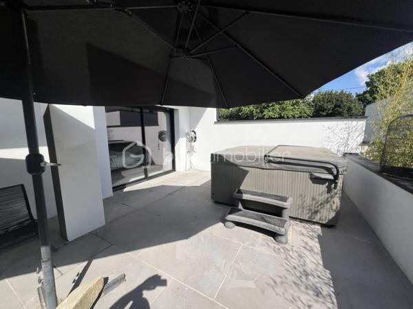 Montélimar - Secteur prisé ! Magnifique villa contemporaine avec piscine, pool House et appartement indépendant. Ce bien recherché se compose d’un séjour harmonieux de 50m2 avec terrasse vitrée idéale pour profiter en toute saison, d’une une suite parentale en rez de chaussée avec terrasse privative et de 3 chambres à l’étage avec salle d’eau et toilettes. 
En exterieur la parcelle qui compte 900m2 environ comporte une piscine d’exception avec sa cuisine d’été pour de merveilleux moments avec ses convives. 
Ne manquez pas ce bien d’exception et contactez moi au 0763174209 pour une visite.