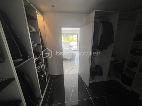 Montélimar - Secteur prisé ! Magnifique villa contemporaine avec piscine, pool House et appartement indépendant. Ce bien recherché se compose d’un séjour harmonieux de 50m2 avec terrasse vitrée idéale pour profiter en toute saison, d’une une suite parentale en rez de chaussée avec terrasse privative et de 3 chambres à l’étage avec salle d’eau et toilettes. 
En exterieur la parcelle qui compte 900m2 environ comporte une piscine d’exception avec sa cuisine d’été pour de merveilleux moments avec ses convives. 
Ne manquez pas ce bien d’exception et contactez moi au 0763174209 pour une visite.