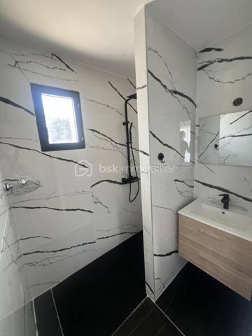 Montélimar - Secteur prisé ! Magnifique villa contemporaine avec piscine, pool House et appartement indépendant. Ce bien recherché se compose d’un séjour harmonieux de 50m2 avec terrasse vitrée idéale pour profiter en toute saison, d’une une suite parentale en rez de chaussée avec terrasse privative et de 3 chambres à l’étage avec salle d’eau et toilettes. 
En exterieur la parcelle qui compte 900m2 environ comporte une piscine d’exception avec sa cuisine d’été pour de merveilleux moments avec ses convives. 
Ne manquez pas ce bien d’exception et contactez moi au 0763174209 pour une visite.