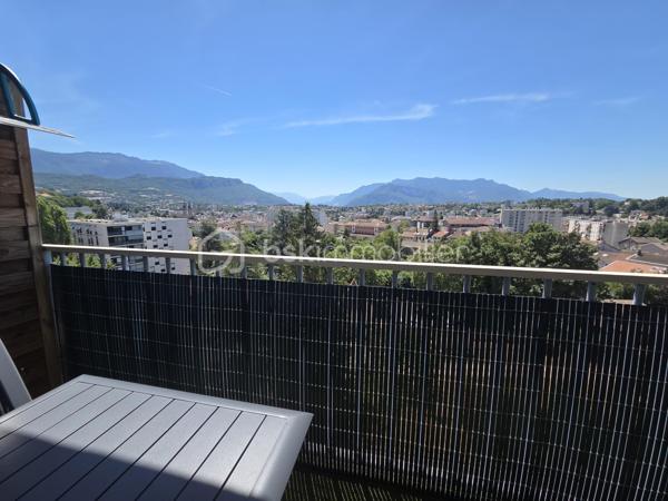 Centre Ville de Voiron avec balcon et vue imprenable sans vis à vis !
Aucuns travaux à prévoir pour ce Magnifique T3 entièrement rénové de 62 m² très lumineux, dans une copropriété sécurisée, avec toutes les commodités à pieds, écoles, collèges, lycées, commerces, transports bus et gare. 

Cet appartement traversant est situé au 4ème étage sur 7, avec Ascenseur. Vue imprenable sur la Sûre, la Chartreuse, le Vercors et la vallée. 
Il est composé d'une entrée donnant dans la pièce de vie baignée de lumière, baie vitrée exposée plein Sud donnant accès à un balcon vue dégagée sur les massifs, sans vis à vis, et d'une cuisine équipée, ouverte sur le séjour.  
Côté nuit, vous disposez de 2 grandes chambres, d'un dressing, d'une salle d'eau avec douche italienne, meuble vasque, espace lave linge et d'un toilette indépendant. 
Nombreux stationnements dans la résidence. 
Une grande cave complète ce bien. 

Copropriété sécurisée. Interphone. Appartement entièrement rénové récemment avec goût. Prestations de qualité. Menuiserie double vitrage PVC. Cuisine entièrement équipée. Chauffage collectif, gaz de ville, avec répartition de charges par thermostat calorifique. Fibre dans l'appartement. 
Vendu libre de toute occupation. 

Bien soumis au statut d'une copropriété de 64 lots d'habitation. Charges de copropriété de 169 €/mois soit 2028 €/an comprenant le chauffage. Taxe foncière 1 150€. 
Aucuns travaux prévus. Aucune procédure en cours sur la copropriété. 
Excellent DPE, Consommation Energétique classée C. 178kWh/m²/an.

Prix de vente : 165 000 € (Honoraires Charge Vendeur).
BSK vous accompagne sur votre projet. N'hésitez pas à me contacter. 
Nathalie Cohendet O7 81 11 78 14 - Agent commercial EI immatriculé au RSAC Grenoble 878 480 904.