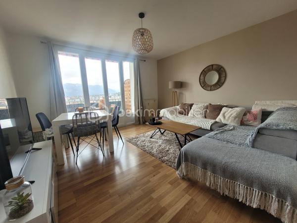 Centre Ville de Voiron avec balcon et vue imprenable sans vis à vis !
Aucuns travaux à prévoir pour ce Magnifique T3 entièrement rénové de 62 m² très lumineux, dans une copropriété sécurisée, avec toutes les commodités à pieds, écoles, collèges, lycées, commerces, transports bus et gare. 

Cet appartement traversant est situé au 4ème étage sur 7, avec Ascenseur. Vue imprenable sur la Sûre, la Chartreuse, le Vercors et la vallée. 
Il est composé d'une entrée donnant dans la pièce de vie baignée de lumière, baie vitrée exposée plein Sud donnant accès à un balcon vue dégagée sur les massifs, sans vis à vis, et d'une cuisine équipée, ouverte sur le séjour.  
Côté nuit, vous disposez de 2 grandes chambres, d'un dressing, d'une salle d'eau avec douche italienne, meuble vasque, espace lave linge et d'un toilette indépendant. 
Nombreux stationnements dans la résidence. 
Une grande cave complète ce bien. 

Copropriété sécurisée. Interphone. Appartement entièrement rénové récemment avec goût. Prestations de qualité. Menuiserie double vitrage PVC. Cuisine entièrement équipée. Chauffage collectif, gaz de ville, avec répartition de charges par thermostat calorifique. Fibre dans l'appartement. 
Vendu libre de toute occupation. 

Bien soumis au statut d'une copropriété de 64 lots d'habitation. Charges de copropriété de 169 €/mois soit 2028 €/an comprenant le chauffage. Taxe foncière 1 150€. 
Aucuns travaux prévus. Aucune procédure en cours sur la copropriété. 
Excellent DPE, Consommation Energétique classée C. 178kWh/m²/an.

Prix de vente : 165 000 € (Honoraires Charge Vendeur).
BSK vous accompagne sur votre projet. N'hésitez pas à me contacter. 
Nathalie Cohendet O7 81 11 78 14 - Agent commercial EI immatriculé au RSAC Grenoble 878 480 904.