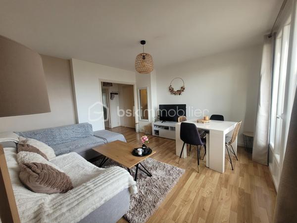 Centre Ville de Voiron avec balcon et vue imprenable sans vis à vis !
Aucuns travaux à prévoir pour ce Magnifique T3 entièrement rénové de 62 m² très lumineux, dans une copropriété sécurisée, avec toutes les commodités à pieds, écoles, collèges, lycées, commerces, transports bus et gare. 

Cet appartement traversant est situé au 4ème étage sur 7, avec Ascenseur. Vue imprenable sur la Sûre, la Chartreuse, le Vercors et la vallée. 
Il est composé d'une entrée donnant dans la pièce de vie baignée de lumière, baie vitrée exposée plein Sud donnant accès à un balcon vue dégagée sur les massifs, sans vis à vis, et d'une cuisine équipée, ouverte sur le séjour.  
Côté nuit, vous disposez de 2 grandes chambres, d'un dressing, d'une salle d'eau avec douche italienne, meuble vasque, espace lave linge et d'un toilette indépendant. 
Nombreux stationnements dans la résidence. 
Une grande cave complète ce bien. 

Copropriété sécurisée. Interphone. Appartement entièrement rénové récemment avec goût. Prestations de qualité. Menuiserie double vitrage PVC. Cuisine entièrement équipée. Chauffage collectif, gaz de ville, avec répartition de charges par thermostat calorifique. Fibre dans l'appartement. 
Vendu libre de toute occupation. 

Bien soumis au statut d'une copropriété de 64 lots d'habitation. Charges de copropriété de 169 €/mois soit 2028 €/an comprenant le chauffage. Taxe foncière 1 150€. 
Aucuns travaux prévus. Aucune procédure en cours sur la copropriété. 
Excellent DPE, Consommation Energétique classée C. 178kWh/m²/an.

Prix de vente : 165 000 € (Honoraires Charge Vendeur).
BSK vous accompagne sur votre projet. N'hésitez pas à me contacter. 
Nathalie Cohendet O7 81 11 78 14 - Agent commercial EI immatriculé au RSAC Grenoble 878 480 904.