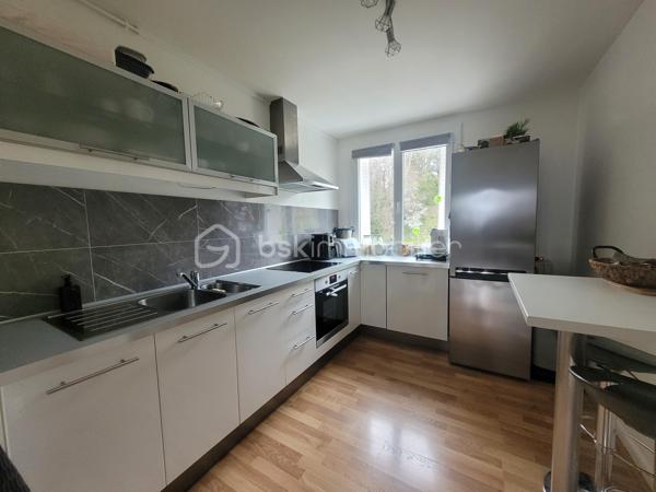 Centre Ville de Voiron avec balcon et vue imprenable sans vis à vis !
Aucuns travaux à prévoir pour ce Magnifique T3 entièrement rénové de 62 m² très lumineux, dans une copropriété sécurisée, avec toutes les commodités à pieds, écoles, collèges, lycées, commerces, transports bus et gare. 

Cet appartement traversant est situé au 4ème étage sur 7, avec Ascenseur. Vue imprenable sur la Sûre, la Chartreuse, le Vercors et la vallée. 
Il est composé d'une entrée donnant dans la pièce de vie baignée de lumière, baie vitrée exposée plein Sud donnant accès à un balcon vue dégagée sur les massifs, sans vis à vis, et d'une cuisine équipée, ouverte sur le séjour.  
Côté nuit, vous disposez de 2 grandes chambres, d'un dressing, d'une salle d'eau avec douche italienne, meuble vasque, espace lave linge et d'un toilette indépendant. 
Nombreux stationnements dans la résidence. 
Une grande cave complète ce bien. 

Copropriété sécurisée. Interphone. Appartement entièrement rénové récemment avec goût. Prestations de qualité. Menuiserie double vitrage PVC. Cuisine entièrement équipée. Chauffage collectif, gaz de ville, avec répartition de charges par thermostat calorifique. Fibre dans l'appartement. 
Vendu libre de toute occupation. 

Bien soumis au statut d'une copropriété de 64 lots d'habitation. Charges de copropriété de 169 €/mois soit 2028 €/an comprenant le chauffage. Taxe foncière 1 150€. 
Aucuns travaux prévus. Aucune procédure en cours sur la copropriété. 
Excellent DPE, Consommation Energétique classée C. 178kWh/m²/an.

Prix de vente : 165 000 € (Honoraires Charge Vendeur).
BSK vous accompagne sur votre projet. N'hésitez pas à me contacter. 
Nathalie Cohendet O7 81 11 78 14 - Agent commercial EI immatriculé au RSAC Grenoble 878 480 904.