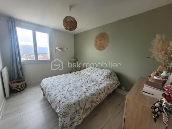 Centre Ville de Voiron avec balcon et vue imprenable sans vis à vis !
Aucuns travaux à prévoir pour ce Magnifique T3 entièrement rénové de 62 m² très lumineux, dans une copropriété sécurisée, avec toutes les commodités à pieds, écoles, collèges, lycées, commerces, transports bus et gare. 

Cet appartement traversant est situé au 4ème étage sur 7, avec Ascenseur. Vue imprenable sur la Sûre, la Chartreuse, le Vercors et la vallée. 
Il est composé d'une entrée donnant dans la pièce de vie baignée de lumière, baie vitrée exposée plein Sud donnant accès à un balcon vue dégagée sur les massifs, sans vis à vis, et d'une cuisine équipée, ouverte sur le séjour.  
Côté nuit, vous disposez de 2 grandes chambres, d'un dressing, d'une salle d'eau avec douche italienne, meuble vasque, espace lave linge et d'un toilette indépendant. 
Nombreux stationnements dans la résidence. 
Une grande cave complète ce bien. 

Copropriété sécurisée. Interphone. Appartement entièrement rénové récemment avec goût. Prestations de qualité. Menuiserie double vitrage PVC. Cuisine entièrement équipée. Chauffage collectif, gaz de ville, avec répartition de charges par thermostat calorifique. Fibre dans l'appartement. 
Vendu libre de toute occupation. 

Bien soumis au statut d'une copropriété de 64 lots d'habitation. Charges de copropriété de 169 €/mois soit 2028 €/an comprenant le chauffage. Taxe foncière 1 150€. 
Aucuns travaux prévus. Aucune procédure en cours sur la copropriété. 
Excellent DPE, Consommation Energétique classée C. 178kWh/m²/an.

Prix de vente : 165 000 € (Honoraires Charge Vendeur).
BSK vous accompagne sur votre projet. N'hésitez pas à me contacter. 
Nathalie Cohendet O7 81 11 78 14 - Agent commercial EI immatriculé au RSAC Grenoble 878 480 904.