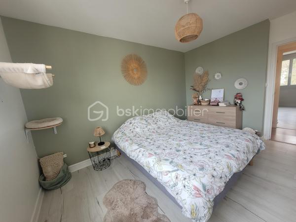 Centre Ville de Voiron avec balcon et vue imprenable sans vis à vis !
Aucuns travaux à prévoir pour ce Magnifique T3 entièrement rénové de 62 m² très lumineux, dans une copropriété sécurisée, avec toutes les commodités à pieds, écoles, collèges, lycées, commerces, transports bus et gare. 

Cet appartement traversant est situé au 4ème étage sur 7, avec Ascenseur. Vue imprenable sur la Sûre, la Chartreuse, le Vercors et la vallée. 
Il est composé d'une entrée donnant dans la pièce de vie baignée de lumière, baie vitrée exposée plein Sud donnant accès à un balcon vue dégagée sur les massifs, sans vis à vis, et d'une cuisine équipée, ouverte sur le séjour.  
Côté nuit, vous disposez de 2 grandes chambres, d'un dressing, d'une salle d'eau avec douche italienne, meuble vasque, espace lave linge et d'un toilette indépendant. 
Nombreux stationnements dans la résidence. 
Une grande cave complète ce bien. 

Copropriété sécurisée. Interphone. Appartement entièrement rénové récemment avec goût. Prestations de qualité. Menuiserie double vitrage PVC. Cuisine entièrement équipée. Chauffage collectif, gaz de ville, avec répartition de charges par thermostat calorifique. Fibre dans l'appartement. 
Vendu libre de toute occupation. 

Bien soumis au statut d'une copropriété de 64 lots d'habitation. Charges de copropriété de 169 €/mois soit 2028 €/an comprenant le chauffage. Taxe foncière 1 150€. 
Aucuns travaux prévus. Aucune procédure en cours sur la copropriété. 
Excellent DPE, Consommation Energétique classée C. 178kWh/m²/an.

Prix de vente : 165 000 € (Honoraires Charge Vendeur).
BSK vous accompagne sur votre projet. N'hésitez pas à me contacter. 
Nathalie Cohendet O7 81 11 78 14 - Agent commercial EI immatriculé au RSAC Grenoble 878 480 904.