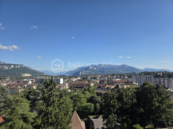 Centre Ville de Voiron avec balcon et vue imprenable sans vis à vis !
Aucuns travaux à prévoir pour ce Magnifique T3 entièrement rénové de 62 m² très lumineux, dans une copropriété sécurisée, avec toutes les commodités à pieds, écoles, collèges, lycées, commerces, transports bus et gare. 

Cet appartement traversant est situé au 4ème étage sur 7, avec Ascenseur. Vue imprenable sur la Sûre, la Chartreuse, le Vercors et la vallée. 
Il est composé d'une entrée donnant dans la pièce de vie baignée de lumière, baie vitrée exposée plein Sud donnant accès à un balcon vue dégagée sur les massifs, sans vis à vis, et d'une cuisine équipée, ouverte sur le séjour.  
Côté nuit, vous disposez de 2 grandes chambres, d'un dressing, d'une salle d'eau avec douche italienne, meuble vasque, espace lave linge et d'un toilette indépendant. 
Nombreux stationnements dans la résidence. 
Une grande cave complète ce bien. 

Copropriété sécurisée. Interphone. Appartement entièrement rénové récemment avec goût. Prestations de qualité. Menuiserie double vitrage PVC. Cuisine entièrement équipée. Chauffage collectif, gaz de ville, avec répartition de charges par thermostat calorifique. Fibre dans l'appartement. 
Vendu libre de toute occupation. 

Bien soumis au statut d'une copropriété de 64 lots d'habitation. Charges de copropriété de 169 €/mois soit 2028 €/an comprenant le chauffage. Taxe foncière 1 150€. 
Aucuns travaux prévus. Aucune procédure en cours sur la copropriété. 
Excellent DPE, Consommation Energétique classée C. 178kWh/m²/an.

Prix de vente : 165 000 € (Honoraires Charge Vendeur).
BSK vous accompagne sur votre projet. N'hésitez pas à me contacter. 
Nathalie Cohendet O7 81 11 78 14 - Agent commercial EI immatriculé au RSAC Grenoble 878 480 904.