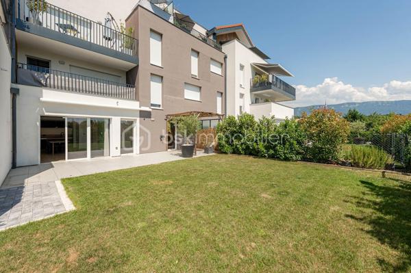 Nouvelle EXCLUSIVITÉ de votre conseiller immobilier local BSK IMMOBILIER !!!

A la recherche d’un appartement joliment aménagé offrant un extérieur terrasse + jardin et situé dans une copropriété livrée en 2023, vous êtes au bon endroit…

Situé en plein cœur du paisible village de Marigny-Saint-Marcel, à 2 pas de l’entrée d’autoroute d’Alby-sur-Chéran et à quelques minutes seulement de tous les commerces, venez découvrir ce charmant appartement Type 3 aux prestations de grande qualité !

L’appartement, offrant 65 m² habitables et une partie extérieure avec terrasse et jardin d’environ 100 m², se décompose comme suit :

- Une entrée confortable avec placard aménagé,
- Une belle pièce de vie d’environ 30 m² avec cuisine équipée, salon / séjour et accès direct à la terrasse et au jardin clôturé,
- 2 belles chambres avec placards aménagés et accès direct à la terrasse,
- Une salle de bains avec baignoire, meuble sous vasque et espace machine à laver,
- Un WC séparé.

En annexes :

- Une place de parking privative,
- Une cave,
- Un grand local vélo commun,
- Possibilité d’acheter un garage équipé pour une voiture électrique, en sus du prix de vente indiqué.

Concernant les points techniques de l’appartement :

- Menuiseries PVC double vitrage avec volets roulants motorisés,
- Chauffage assuré par des radiateurs reliés à une chaudière individuelle au gaz.
 
L’emplacement de cet appartement, couplé à ses qualités de finitions et ses annexes stockage & stationnement, en font un bien rare à la vente !