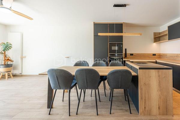 Nouvelle EXCLUSIVITÉ de votre conseiller immobilier local BSK IMMOBILIER !!!

A la recherche d’un appartement joliment aménagé offrant un extérieur terrasse + jardin et situé dans une copropriété livrée en 2023, vous êtes au bon endroit…

Situé en plein cœur du paisible village de Marigny-Saint-Marcel, à 2 pas de l’entrée d’autoroute d’Alby-sur-Chéran et à quelques minutes seulement de tous les commerces, venez découvrir ce charmant appartement Type 3 aux prestations de grande qualité !

L’appartement, offrant 65 m² habitables et une partie extérieure avec terrasse et jardin d’environ 100 m², se décompose comme suit :

- Une entrée confortable avec placard aménagé,
- Une belle pièce de vie d’environ 30 m² avec cuisine équipée, salon / séjour et accès direct à la terrasse et au jardin clôturé,
- 2 belles chambres avec placards aménagés et accès direct à la terrasse,
- Une salle de bains avec baignoire, meuble sous vasque et espace machine à laver,
- Un WC séparé.

En annexes :

- Une place de parking privative,
- Une cave,
- Un grand local vélo commun,
- Possibilité d’acheter un garage équipé pour une voiture électrique, en sus du prix de vente indiqué.

Concernant les points techniques de l’appartement :

- Menuiseries PVC double vitrage avec volets roulants motorisés,
- Chauffage assuré par des radiateurs reliés à une chaudière individuelle au gaz.
 
L’emplacement de cet appartement, couplé à ses qualités de finitions et ses annexes stockage & stationnement, en font un bien rare à la vente !