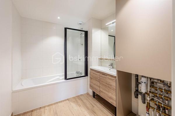 Nouvelle EXCLUSIVITÉ de votre conseiller immobilier local BSK IMMOBILIER !!!

A la recherche d’un appartement joliment aménagé offrant un extérieur terrasse + jardin et situé dans une copropriété livrée en 2023, vous êtes au bon endroit…

Situé en plein cœur du paisible village de Marigny-Saint-Marcel, à 2 pas de l’entrée d’autoroute d’Alby-sur-Chéran et à quelques minutes seulement de tous les commerces, venez découvrir ce charmant appartement Type 3 aux prestations de grande qualité !

L’appartement, offrant 65 m² habitables et une partie extérieure avec terrasse et jardin d’environ 100 m², se décompose comme suit :

- Une entrée confortable avec placard aménagé,
- Une belle pièce de vie d’environ 30 m² avec cuisine équipée, salon / séjour et accès direct à la terrasse et au jardin clôturé,
- 2 belles chambres avec placards aménagés et accès direct à la terrasse,
- Une salle de bains avec baignoire, meuble sous vasque et espace machine à laver,
- Un WC séparé.

En annexes :

- Une place de parking privative,
- Une cave,
- Un grand local vélo commun,
- Possibilité d’acheter un garage équipé pour une voiture électrique, en sus du prix de vente indiqué.

Concernant les points techniques de l’appartement :

- Menuiseries PVC double vitrage avec volets roulants motorisés,
- Chauffage assuré par des radiateurs reliés à une chaudière individuelle au gaz.
 
L’emplacement de cet appartement, couplé à ses qualités de finitions et ses annexes stockage & stationnement, en font un bien rare à la vente !