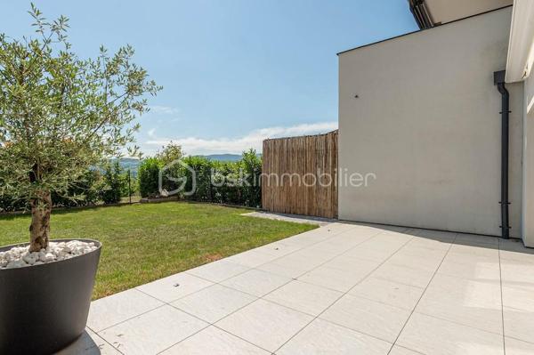 Nouvelle EXCLUSIVITÉ de votre conseiller immobilier local BSK IMMOBILIER !!!

A la recherche d’un appartement joliment aménagé offrant un extérieur terrasse + jardin et situé dans une copropriété livrée en 2023, vous êtes au bon endroit…

Situé en plein cœur du paisible village de Marigny-Saint-Marcel, à 2 pas de l’entrée d’autoroute d’Alby-sur-Chéran et à quelques minutes seulement de tous les commerces, venez découvrir ce charmant appartement Type 3 aux prestations de grande qualité !

L’appartement, offrant 65 m² habitables et une partie extérieure avec terrasse et jardin d’environ 100 m², se décompose comme suit :

- Une entrée confortable avec placard aménagé,
- Une belle pièce de vie d’environ 30 m² avec cuisine équipée, salon / séjour et accès direct à la terrasse et au jardin clôturé,
- 2 belles chambres avec placards aménagés et accès direct à la terrasse,
- Une salle de bains avec baignoire, meuble sous vasque et espace machine à laver,
- Un WC séparé.

En annexes :

- Une place de parking privative,
- Une cave,
- Un grand local vélo commun,
- Possibilité d’acheter un garage équipé pour une voiture électrique, en sus du prix de vente indiqué.

Concernant les points techniques de l’appartement :

- Menuiseries PVC double vitrage avec volets roulants motorisés,
- Chauffage assuré par des radiateurs reliés à une chaudière individuelle au gaz.
 
L’emplacement de cet appartement, couplé à ses qualités de finitions et ses annexes stockage & stationnement, en font un bien rare à la vente !