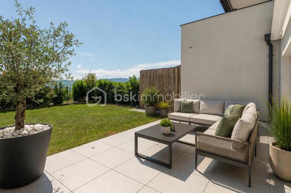 Nouvelle EXCLUSIVITÉ de votre conseiller immobilier local BSK IMMOBILIER !!!

A la recherche d’un appartement joliment aménagé offrant un extérieur terrasse + jardin et situé dans une copropriété livrée en 2023, vous êtes au bon endroit…

Situé en plein cœur du paisible village de Marigny-Saint-Marcel, à 2 pas de l’entrée d’autoroute d’Alby-sur-Chéran et à quelques minutes seulement de tous les commerces, venez découvrir ce charmant appartement Type 3 aux prestations de grande qualité !

L’appartement, offrant 65 m² habitables et une partie extérieure avec terrasse et jardin d’environ 100 m², se décompose comme suit :

- Une entrée confortable avec placard aménagé,
- Une belle pièce de vie d’environ 30 m² avec cuisine équipée, salon / séjour et accès direct à la terrasse et au jardin clôturé,
- 2 belles chambres avec placards aménagés et accès direct à la terrasse,
- Une salle de bains avec baignoire, meuble sous vasque et espace machine à laver,
- Un WC séparé.

En annexes :

- Une place de parking privative,
- Une cave,
- Un grand local vélo commun,
- Possibilité d’acheter un garage équipé pour une voiture électrique, en sus du prix de vente indiqué.

Concernant les points techniques de l’appartement :

- Menuiseries PVC double vitrage avec volets roulants motorisés,
- Chauffage assuré par des radiateurs reliés à une chaudière individuelle au gaz.
 
L’emplacement de cet appartement, couplé à ses qualités de finitions et ses annexes stockage & stationnement, en font un bien rare à la vente !