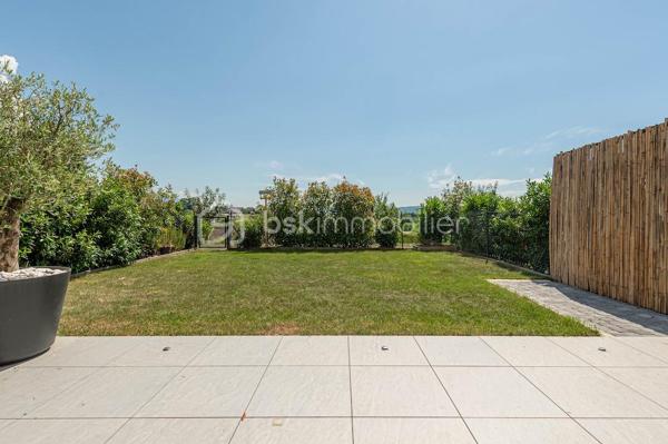 Nouvelle EXCLUSIVITÉ de votre conseiller immobilier local BSK IMMOBILIER !!!

A la recherche d’un appartement joliment aménagé offrant un extérieur terrasse + jardin et situé dans une copropriété livrée en 2023, vous êtes au bon endroit…

Situé en plein cœur du paisible village de Marigny-Saint-Marcel, à 2 pas de l’entrée d’autoroute d’Alby-sur-Chéran et à quelques minutes seulement de tous les commerces, venez découvrir ce charmant appartement Type 3 aux prestations de grande qualité !

L’appartement, offrant 65 m² habitables et une partie extérieure avec terrasse et jardin d’environ 100 m², se décompose comme suit :

- Une entrée confortable avec placard aménagé,
- Une belle pièce de vie d’environ 30 m² avec cuisine équipée, salon / séjour et accès direct à la terrasse et au jardin clôturé,
- 2 belles chambres avec placards aménagés et accès direct à la terrasse,
- Une salle de bains avec baignoire, meuble sous vasque et espace machine à laver,
- Un WC séparé.

En annexes :

- Une place de parking privative,
- Une cave,
- Un grand local vélo commun,
- Possibilité d’acheter un garage équipé pour une voiture électrique, en sus du prix de vente indiqué.

Concernant les points techniques de l’appartement :

- Menuiseries PVC double vitrage avec volets roulants motorisés,
- Chauffage assuré par des radiateurs reliés à une chaudière individuelle au gaz.
 
L’emplacement de cet appartement, couplé à ses qualités de finitions et ses annexes stockage & stationnement, en font un bien rare à la vente !