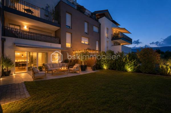 Nouvelle EXCLUSIVITÉ de votre conseiller immobilier local BSK IMMOBILIER !!!

A la recherche d’un appartement joliment aménagé offrant un extérieur terrasse + jardin et situé dans une copropriété livrée en 2023, vous êtes au bon endroit…

Situé en plein cœur du paisible village de Marigny-Saint-Marcel, à 2 pas de l’entrée d’autoroute d’Alby-sur-Chéran et à quelques minutes seulement de tous les commerces, venez découvrir ce charmant appartement Type 3 aux prestations de grande qualité !

L’appartement, offrant 65 m² habitables et une partie extérieure avec terrasse et jardin d’environ 100 m², se décompose comme suit :

- Une entrée confortable avec placard aménagé,
- Une belle pièce de vie d’environ 30 m² avec cuisine équipée, salon / séjour et accès direct à la terrasse et au jardin clôturé,
- 2 belles chambres avec placards aménagés et accès direct à la terrasse,
- Une salle de bains avec baignoire, meuble sous vasque et espace machine à laver,
- Un WC séparé.

En annexes :

- Une place de parking privative,
- Une cave,
- Un grand local vélo commun,
- Possibilité d’acheter un garage équipé pour une voiture électrique, en sus du prix de vente indiqué.

Concernant les points techniques de l’appartement :

- Menuiseries PVC double vitrage avec volets roulants motorisés,
- Chauffage assuré par des radiateurs reliés à une chaudière individuelle au gaz.
 
L’emplacement de cet appartement, couplé à ses qualités de finitions et ses annexes stockage & stationnement, en font un bien rare à la vente !