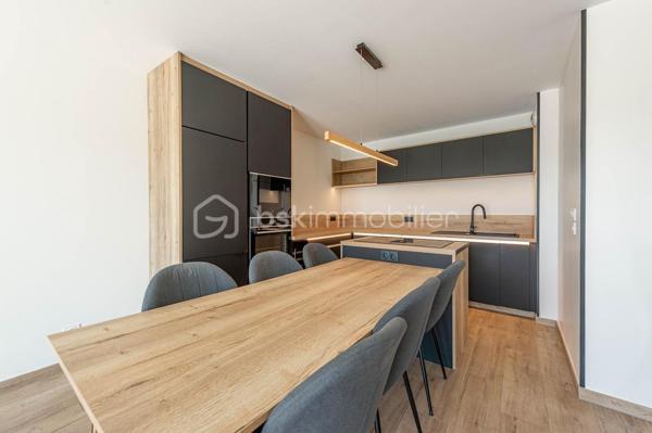 Nouvelle EXCLUSIVITÉ de votre conseiller immobilier local BSK IMMOBILIER !!!

A la recherche d’un appartement joliment aménagé offrant un extérieur terrasse + jardin et situé dans une copropriété livrée en 2023, vous êtes au bon endroit…

Situé en plein cœur du paisible village de Marigny-Saint-Marcel, à 2 pas de l’entrée d’autoroute d’Alby-sur-Chéran et à quelques minutes seulement de tous les commerces, venez découvrir ce charmant appartement Type 3 aux prestations de grande qualité !

L’appartement, offrant 65 m² habitables et une partie extérieure avec terrasse et jardin d’environ 100 m², se décompose comme suit :

- Une entrée confortable avec placard aménagé,
- Une belle pièce de vie d’environ 30 m² avec cuisine équipée, salon / séjour et accès direct à la terrasse et au jardin clôturé,
- 2 belles chambres avec placards aménagés et accès direct à la terrasse,
- Une salle de bains avec baignoire, meuble sous vasque et espace machine à laver,
- Un WC séparé.

En annexes :

- Une place de parking privative,
- Une cave,
- Un grand local vélo commun,
- Possibilité d’acheter un garage équipé pour une voiture électrique, en sus du prix de vente indiqué.

Concernant les points techniques de l’appartement :

- Menuiseries PVC double vitrage avec volets roulants motorisés,
- Chauffage assuré par des radiateurs reliés à une chaudière individuelle au gaz.
 
L’emplacement de cet appartement, couplé à ses qualités de finitions et ses annexes stockage & stationnement, en font un bien rare à la vente !