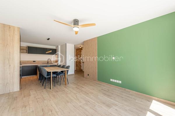 Nouvelle EXCLUSIVITÉ de votre conseiller immobilier local BSK IMMOBILIER !!!

A la recherche d’un appartement joliment aménagé offrant un extérieur terrasse + jardin et situé dans une copropriété livrée en 2023, vous êtes au bon endroit…

Situé en plein cœur du paisible village de Marigny-Saint-Marcel, à 2 pas de l’entrée d’autoroute d’Alby-sur-Chéran et à quelques minutes seulement de tous les commerces, venez découvrir ce charmant appartement Type 3 aux prestations de grande qualité !

L’appartement, offrant 65 m² habitables et une partie extérieure avec terrasse et jardin d’environ 100 m², se décompose comme suit :

- Une entrée confortable avec placard aménagé,
- Une belle pièce de vie d’environ 30 m² avec cuisine équipée, salon / séjour et accès direct à la terrasse et au jardin clôturé,
- 2 belles chambres avec placards aménagés et accès direct à la terrasse,
- Une salle de bains avec baignoire, meuble sous vasque et espace machine à laver,
- Un WC séparé.

En annexes :

- Une place de parking privative,
- Une cave,
- Un grand local vélo commun,
- Possibilité d’acheter un garage équipé pour une voiture électrique, en sus du prix de vente indiqué.

Concernant les points techniques de l’appartement :

- Menuiseries PVC double vitrage avec volets roulants motorisés,
- Chauffage assuré par des radiateurs reliés à une chaudière individuelle au gaz.
 
L’emplacement de cet appartement, couplé à ses qualités de finitions et ses annexes stockage & stationnement, en font un bien rare à la vente !