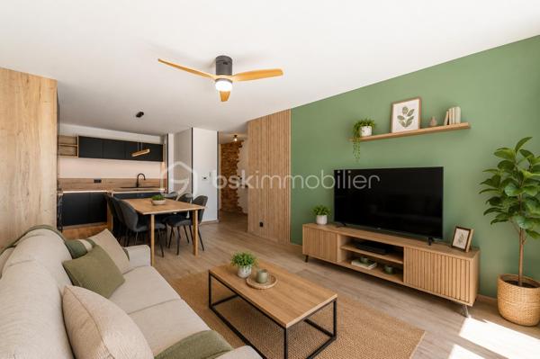 Nouvelle EXCLUSIVITÉ de votre conseiller immobilier local BSK IMMOBILIER !!!

A la recherche d’un appartement joliment aménagé offrant un extérieur terrasse + jardin et situé dans une copropriété livrée en 2023, vous êtes au bon endroit…

Situé en plein cœur du paisible village de Marigny-Saint-Marcel, à 2 pas de l’entrée d’autoroute d’Alby-sur-Chéran et à quelques minutes seulement de tous les commerces, venez découvrir ce charmant appartement Type 3 aux prestations de grande qualité !

L’appartement, offrant 65 m² habitables et une partie extérieure avec terrasse et jardin d’environ 100 m², se décompose comme suit :

- Une entrée confortable avec placard aménagé,
- Une belle pièce de vie d’environ 30 m² avec cuisine équipée, salon / séjour et accès direct à la terrasse et au jardin clôturé,
- 2 belles chambres avec placards aménagés et accès direct à la terrasse,
- Une salle de bains avec baignoire, meuble sous vasque et espace machine à laver,
- Un WC séparé.

En annexes :

- Une place de parking privative,
- Une cave,
- Un grand local vélo commun,
- Possibilité d’acheter un garage équipé pour une voiture électrique, en sus du prix de vente indiqué.

Concernant les points techniques de l’appartement :

- Menuiseries PVC double vitrage avec volets roulants motorisés,
- Chauffage assuré par des radiateurs reliés à une chaudière individuelle au gaz.
 
L’emplacement de cet appartement, couplé à ses qualités de finitions et ses annexes stockage & stationnement, en font un bien rare à la vente !