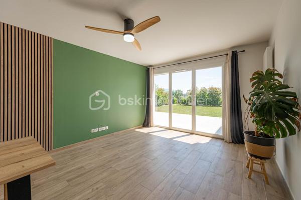 Nouvelle EXCLUSIVITÉ de votre conseiller immobilier local BSK IMMOBILIER !!!

A la recherche d’un appartement joliment aménagé offrant un extérieur terrasse + jardin et situé dans une copropriété livrée en 2023, vous êtes au bon endroit…

Situé en plein cœur du paisible village de Marigny-Saint-Marcel, à 2 pas de l’entrée d’autoroute d’Alby-sur-Chéran et à quelques minutes seulement de tous les commerces, venez découvrir ce charmant appartement Type 3 aux prestations de grande qualité !

L’appartement, offrant 65 m² habitables et une partie extérieure avec terrasse et jardin d’environ 100 m², se décompose comme suit :

- Une entrée confortable avec placard aménagé,
- Une belle pièce de vie d’environ 30 m² avec cuisine équipée, salon / séjour et accès direct à la terrasse et au jardin clôturé,
- 2 belles chambres avec placards aménagés et accès direct à la terrasse,
- Une salle de bains avec baignoire, meuble sous vasque et espace machine à laver,
- Un WC séparé.

En annexes :

- Une place de parking privative,
- Une cave,
- Un grand local vélo commun,
- Possibilité d’acheter un garage équipé pour une voiture électrique, en sus du prix de vente indiqué.

Concernant les points techniques de l’appartement :

- Menuiseries PVC double vitrage avec volets roulants motorisés,
- Chauffage assuré par des radiateurs reliés à une chaudière individuelle au gaz.
 
L’emplacement de cet appartement, couplé à ses qualités de finitions et ses annexes stockage & stationnement, en font un bien rare à la vente !