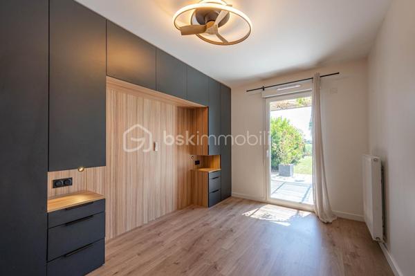 Nouvelle EXCLUSIVITÉ de votre conseiller immobilier local BSK IMMOBILIER !!!

A la recherche d’un appartement joliment aménagé offrant un extérieur terrasse + jardin et situé dans une copropriété livrée en 2023, vous êtes au bon endroit…

Situé en plein cœur du paisible village de Marigny-Saint-Marcel, à 2 pas de l’entrée d’autoroute d’Alby-sur-Chéran et à quelques minutes seulement de tous les commerces, venez découvrir ce charmant appartement Type 3 aux prestations de grande qualité !

L’appartement, offrant 65 m² habitables et une partie extérieure avec terrasse et jardin d’environ 100 m², se décompose comme suit :

- Une entrée confortable avec placard aménagé,
- Une belle pièce de vie d’environ 30 m² avec cuisine équipée, salon / séjour et accès direct à la terrasse et au jardin clôturé,
- 2 belles chambres avec placards aménagés et accès direct à la terrasse,
- Une salle de bains avec baignoire, meuble sous vasque et espace machine à laver,
- Un WC séparé.

En annexes :

- Une place de parking privative,
- Une cave,
- Un grand local vélo commun,
- Possibilité d’acheter un garage équipé pour une voiture électrique, en sus du prix de vente indiqué.

Concernant les points techniques de l’appartement :

- Menuiseries PVC double vitrage avec volets roulants motorisés,
- Chauffage assuré par des radiateurs reliés à une chaudière individuelle au gaz.
 
L’emplacement de cet appartement, couplé à ses qualités de finitions et ses annexes stockage & stationnement, en font un bien rare à la vente !