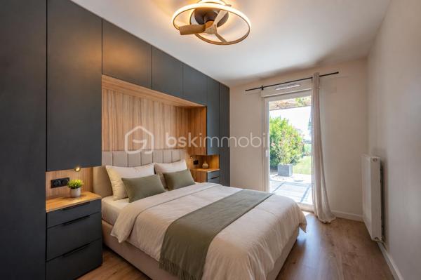 Nouvelle EXCLUSIVITÉ de votre conseiller immobilier local BSK IMMOBILIER !!!

A la recherche d’un appartement joliment aménagé offrant un extérieur terrasse + jardin et situé dans une copropriété livrée en 2023, vous êtes au bon endroit…

Situé en plein cœur du paisible village de Marigny-Saint-Marcel, à 2 pas de l’entrée d’autoroute d’Alby-sur-Chéran et à quelques minutes seulement de tous les commerces, venez découvrir ce charmant appartement Type 3 aux prestations de grande qualité !

L’appartement, offrant 65 m² habitables et une partie extérieure avec terrasse et jardin d’environ 100 m², se décompose comme suit :

- Une entrée confortable avec placard aménagé,
- Une belle pièce de vie d’environ 30 m² avec cuisine équipée, salon / séjour et accès direct à la terrasse et au jardin clôturé,
- 2 belles chambres avec placards aménagés et accès direct à la terrasse,
- Une salle de bains avec baignoire, meuble sous vasque et espace machine à laver,
- Un WC séparé.

En annexes :

- Une place de parking privative,
- Une cave,
- Un grand local vélo commun,
- Possibilité d’acheter un garage équipé pour une voiture électrique, en sus du prix de vente indiqué.

Concernant les points techniques de l’appartement :

- Menuiseries PVC double vitrage avec volets roulants motorisés,
- Chauffage assuré par des radiateurs reliés à une chaudière individuelle au gaz.
 
L’emplacement de cet appartement, couplé à ses qualités de finitions et ses annexes stockage & stationnement, en font un bien rare à la vente !