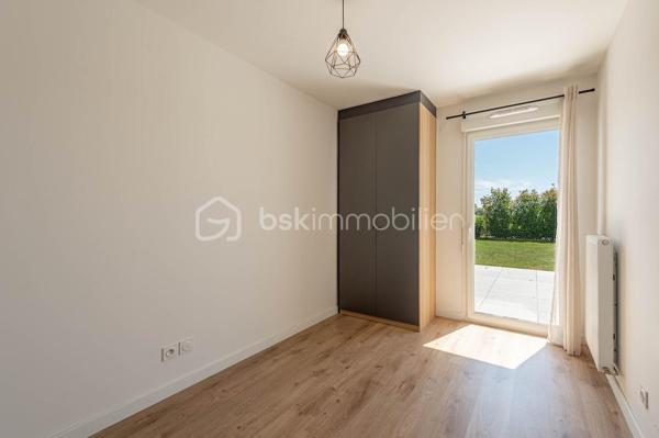 Nouvelle EXCLUSIVITÉ de votre conseiller immobilier local BSK IMMOBILIER !!!

A la recherche d’un appartement joliment aménagé offrant un extérieur terrasse + jardin et situé dans une copropriété livrée en 2023, vous êtes au bon endroit…

Situé en plein cœur du paisible village de Marigny-Saint-Marcel, à 2 pas de l’entrée d’autoroute d’Alby-sur-Chéran et à quelques minutes seulement de tous les commerces, venez découvrir ce charmant appartement Type 3 aux prestations de grande qualité !

L’appartement, offrant 65 m² habitables et une partie extérieure avec terrasse et jardin d’environ 100 m², se décompose comme suit :

- Une entrée confortable avec placard aménagé,
- Une belle pièce de vie d’environ 30 m² avec cuisine équipée, salon / séjour et accès direct à la terrasse et au jardin clôturé,
- 2 belles chambres avec placards aménagés et accès direct à la terrasse,
- Une salle de bains avec baignoire, meuble sous vasque et espace machine à laver,
- Un WC séparé.

En annexes :

- Une place de parking privative,
- Une cave,
- Un grand local vélo commun,
- Possibilité d’acheter un garage équipé pour une voiture électrique, en sus du prix de vente indiqué.

Concernant les points techniques de l’appartement :

- Menuiseries PVC double vitrage avec volets roulants motorisés,
- Chauffage assuré par des radiateurs reliés à une chaudière individuelle au gaz.
 
L’emplacement de cet appartement, couplé à ses qualités de finitions et ses annexes stockage & stationnement, en font un bien rare à la vente !
