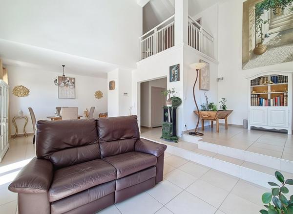 MAISON FAMILIALE AVEC 2 DEPENDANCES