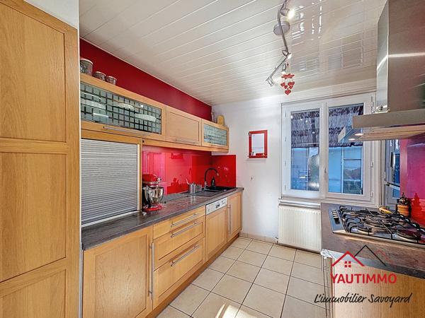 Ambilly (74100) Maison individuelle avec garages, atelier et terrain clos à Ambilly