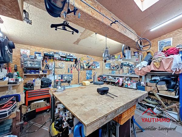 Ambilly (74100) Maison individuelle avec garages, atelier et terrain clos à Ambilly