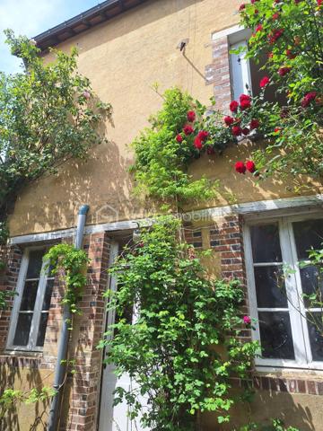 Idéal premier achat ou investissement locatif – Fort potentiel de rénovation

Située en cœur de ville, à proximité immédiate des commerces, écoles, maison de santé et de l'ensemble des commodités, cette maison ancienne représente une belle opportunité pour les acquéreurs en quête d'un projet de rénovation à fort potentiel.

D'une surface habitable d'environ 45 m² répartie sur deux niveaux, elle dispose également d'un grenier aménageable offrant de nombreuses possibilités d'aménagement et d'agrandissement de l'espace de vie.

L'ensemble est implanté sur une parcelle de 107 m² comprenant une cour à l'avant et un agréable jardinet à l'arrière, permettant de profiter d'un espace extérieur en centre-ville.

Deux dépendances de type cabanon et ancien clapier viennent compléter le bien et offrent des espaces de stockage appréciables.

Atout majeur : un permis d'agrandissement a déjà été accordé, permettant d'envisager sereinement une extension et une valorisation importante de l'ensemble immobilier.

Cette maison à réhabiliter constitue une excellente base pour un projet de résidence principale, un investissement locatif ou une opération de rénovation avec création de valeur.

Une opportunité rare pour les amateurs de travaux souhaitant concevoir un bien à leur image dans un environnement pratique et recherché.