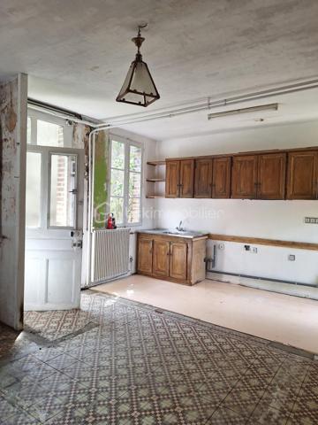 Idéal premier achat ou investissement locatif – Fort potentiel de rénovation

Située en cœur de ville, à proximité immédiate des commerces, écoles, maison de santé et de l'ensemble des commodités, cette maison ancienne représente une belle opportunité pour les acquéreurs en quête d'un projet de rénovation à fort potentiel.

D'une surface habitable d'environ 45 m² répartie sur deux niveaux, elle dispose également d'un grenier aménageable offrant de nombreuses possibilités d'aménagement et d'agrandissement de l'espace de vie.

L'ensemble est implanté sur une parcelle de 107 m² comprenant une cour à l'avant et un agréable jardinet à l'arrière, permettant de profiter d'un espace extérieur en centre-ville.

Deux dépendances de type cabanon et ancien clapier viennent compléter le bien et offrent des espaces de stockage appréciables.

Atout majeur : un permis d'agrandissement a déjà été accordé, permettant d'envisager sereinement une extension et une valorisation importante de l'ensemble immobilier.

Cette maison à réhabiliter constitue une excellente base pour un projet de résidence principale, un investissement locatif ou une opération de rénovation avec création de valeur.

Une opportunité rare pour les amateurs de travaux souhaitant concevoir un bien à leur image dans un environnement pratique et recherché.