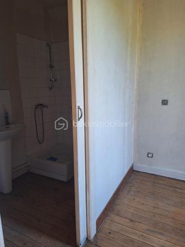 Idéal premier achat ou investissement locatif – Fort potentiel de rénovation

Située en cœur de ville, à proximité immédiate des commerces, écoles, maison de santé et de l'ensemble des commodités, cette maison ancienne représente une belle opportunité pour les acquéreurs en quête d'un projet de rénovation à fort potentiel.

D'une surface habitable d'environ 45 m² répartie sur deux niveaux, elle dispose également d'un grenier aménageable offrant de nombreuses possibilités d'aménagement et d'agrandissement de l'espace de vie.

L'ensemble est implanté sur une parcelle de 107 m² comprenant une cour à l'avant et un agréable jardinet à l'arrière, permettant de profiter d'un espace extérieur en centre-ville.

Deux dépendances de type cabanon et ancien clapier viennent compléter le bien et offrent des espaces de stockage appréciables.

Atout majeur : un permis d'agrandissement a déjà été accordé, permettant d'envisager sereinement une extension et une valorisation importante de l'ensemble immobilier.

Cette maison à réhabiliter constitue une excellente base pour un projet de résidence principale, un investissement locatif ou une opération de rénovation avec création de valeur.

Une opportunité rare pour les amateurs de travaux souhaitant concevoir un bien à leur image dans un environnement pratique et recherché.