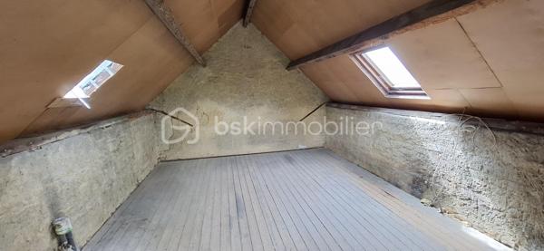 Idéal premier achat ou investissement locatif – Fort potentiel de rénovation

Située en cœur de ville, à proximité immédiate des commerces, écoles, maison de santé et de l'ensemble des commodités, cette maison ancienne représente une belle opportunité pour les acquéreurs en quête d'un projet de rénovation à fort potentiel.

D'une surface habitable d'environ 45 m² répartie sur deux niveaux, elle dispose également d'un grenier aménageable offrant de nombreuses possibilités d'aménagement et d'agrandissement de l'espace de vie.

L'ensemble est implanté sur une parcelle de 107 m² comprenant une cour à l'avant et un agréable jardinet à l'arrière, permettant de profiter d'un espace extérieur en centre-ville.

Deux dépendances de type cabanon et ancien clapier viennent compléter le bien et offrent des espaces de stockage appréciables.

Atout majeur : un permis d'agrandissement a déjà été accordé, permettant d'envisager sereinement une extension et une valorisation importante de l'ensemble immobilier.

Cette maison à réhabiliter constitue une excellente base pour un projet de résidence principale, un investissement locatif ou une opération de rénovation avec création de valeur.

Une opportunité rare pour les amateurs de travaux souhaitant concevoir un bien à leur image dans un environnement pratique et recherché.