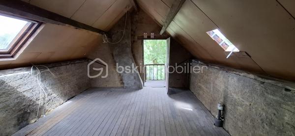 Idéal premier achat ou investissement locatif – Fort potentiel de rénovation

Située en cœur de ville, à proximité immédiate des commerces, écoles, maison de santé et de l'ensemble des commodités, cette maison ancienne représente une belle opportunité pour les acquéreurs en quête d'un projet de rénovation à fort potentiel.

D'une surface habitable d'environ 45 m² répartie sur deux niveaux, elle dispose également d'un grenier aménageable offrant de nombreuses possibilités d'aménagement et d'agrandissement de l'espace de vie.

L'ensemble est implanté sur une parcelle de 107 m² comprenant une cour à l'avant et un agréable jardinet à l'arrière, permettant de profiter d'un espace extérieur en centre-ville.

Deux dépendances de type cabanon et ancien clapier viennent compléter le bien et offrent des espaces de stockage appréciables.

Atout majeur : un permis d'agrandissement a déjà été accordé, permettant d'envisager sereinement une extension et une valorisation importante de l'ensemble immobilier.

Cette maison à réhabiliter constitue une excellente base pour un projet de résidence principale, un investissement locatif ou une opération de rénovation avec création de valeur.

Une opportunité rare pour les amateurs de travaux souhaitant concevoir un bien à leur image dans un environnement pratique et recherché.