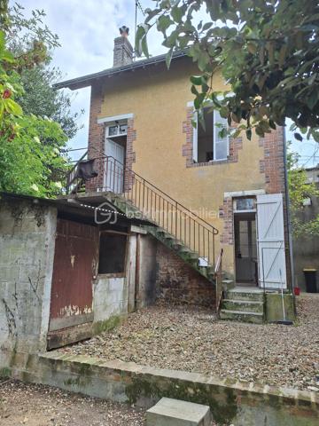 Idéal premier achat ou investissement locatif – Fort potentiel de rénovation

Située en cœur de ville, à proximité immédiate des commerces, écoles, maison de santé et de l'ensemble des commodités, cette maison ancienne représente une belle opportunité pour les acquéreurs en quête d'un projet de rénovation à fort potentiel.

D'une surface habitable d'environ 45 m² répartie sur deux niveaux, elle dispose également d'un grenier aménageable offrant de nombreuses possibilités d'aménagement et d'agrandissement de l'espace de vie.

L'ensemble est implanté sur une parcelle de 107 m² comprenant une cour à l'avant et un agréable jardinet à l'arrière, permettant de profiter d'un espace extérieur en centre-ville.

Deux dépendances de type cabanon et ancien clapier viennent compléter le bien et offrent des espaces de stockage appréciables.

Atout majeur : un permis d'agrandissement a déjà été accordé, permettant d'envisager sereinement une extension et une valorisation importante de l'ensemble immobilier.

Cette maison à réhabiliter constitue une excellente base pour un projet de résidence principale, un investissement locatif ou une opération de rénovation avec création de valeur.

Une opportunité rare pour les amateurs de travaux souhaitant concevoir un bien à leur image dans un environnement pratique et recherché.