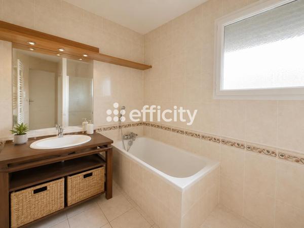 Maison
         5 pièces
        - 172 m² Bien prestige 836 000 € *
