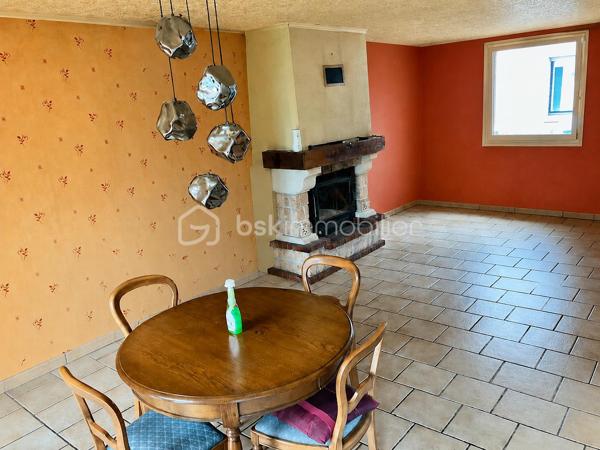 Cette STARLETTE CALAISIENNE est en tête d'AFFICHE des sites d'annonces immobilières !

C'est en 1997, qu'elle a élu domicile dans un quartier et une rue très CALME de CALAIS, proche des COMMERCES de proximité, des ECOLES, COLLEGES, LYCEES, et des AXES RAPIDES de l'A16 ( Fréthun, Boulogne, Gravelines, Dunkerque ).
Pour parfaire aux stationnements de ses nombreuses voitures, motos et vélos, elle s'est fait aménager un très GRAND GARAGE de 60 m2.
Vous pourrez aussi y installer l'atelier de bricolage dont vous avez rêvé.
Pour parfaire à son SEXAPPEAL, elle a fait rénover l'ensemble de ses menuiseries extérieures et intérieures...ELLE EST TOUTE BELLE POUR JOUER SON NOUVEAU RÔLE !

Sa JOLIE PORTE s'ouvre, et elle vous fait découvrir son univers et sa MISE EN SCENE de PLAIN-PIED ( Elle ne montera que les marches du Festival de Cannes ). 
En RDC elle vous propose son HALL et son couloir de distribution, son SALON / SEJOUR ( avec cheminée et insert à bois ), sa CUISINE ( entièrement équipée ), sa SALLE d'EAU ( douche, vasque, sèche-serviette, et point lingerie ), sa commodité d'aisance ( wc indépendant ), 4 BELLES CHAMBRES ( dont une avec un DRESSING de STAR ), et un SECOND GRAND SALON ( avec une baie vitrée donnant sur terrasse, équipée d'un store ) et s'ouvrant par une porte sécurisée sur son garage.

En extérieur, une petite REMISE sera idéale pour ranger la tondeuse et le matériel de jardinage.

AVEC AUTANT D'ARGUMENTS DANS SON SCENARIO, ELLE EST VRAIMENT EN PHASE DE SEDUCTION !

Pour parfaire aux belles journées d'été, elle dispose d'une TERRASSE et d'un JARDIN clôturé sur 385 m2, parfaitement exposé SUD / OUEST, afin de BRILLER sous les SUN-LIGHTS de Calais...Nous sommes toutefois dans les Hauts de France, et il ne faut pas trop rêver...Quoique le temps change. 
Dans son SCENARIO, elle a prévue de mémorables BARBECUE en famille, de Festives Soirées Blanches Calaisiennes, des séances de bronzage SANS VIS-à-VIS, et la culture d'un petit POTAGER BIO ( histoire de rester en bonne santé )

Ses ASPECTS TECHNIQUES : 
Elle est raccordée au tout à l'égout, la toiture est en parfait état, les pignons et façades sont bien entretenus, la CHAUDIERE à PELLET ( avec SILO ) est NEUVE, les MENUISERIRES sont en PVC ( Bi-Matières ) DV / OB + VOLETS ROULANTS électriques, le CHAUFFAGE est par radiateurs, l'eau chaude est produite par ballon thermodynamique ( le top ), L'ISOLATION est CORRECTE ( Classement énergétique en D ), les PORTES intérieures sont à fermetures magnétiques ( sans gâches et charnières invisibles...Le must ), et la cheminée vous fera vivre un remake des FEUX de L'AMOUR, pour les belles soirées d'hiver...C'EST VRAIMENT LA STAR du MOMENT !

Les NOTIONS ECONOMIQUES :
La taxe foncière est de seulement 1436 euros, et elle maîtrise parfaitement ses dépenses énergétiques ( Pellet, Bois ). 
Pour parfaire à ses ATOURS, son imprésario a limité son CACHET !

Le SECTEUR est TRANQUILLE, la MAISON est SAINE, les ASPECTS TECHNIQUES sont OPTIMALS, elle vous propose 4 CHAMBRES, un JARDIN exposé SUD / OUEST, des prestations techniques de qualité...JE VOUS CONSEILLE DE VITE RESERVER UNE PLACE POUR UNE VISITE et une PROJECTION !

Vous souhaitez qu'elle participe à l'épanouissement de votre belle famille ?
Il faut juste m'appeler...Gilles O6 3O 89 OO O8, créateur de belles rencontres et de bonnes émotions immobilières. 

Je vous invite à visiter mon site : BSK gilles fourrier ( à consommer sans modération )

Pour des acquéreurs potentiels,  nous sommes en recherche de biens immobiliers à vendre sur l'ensemble des Hauts de France ! 
N'hésitez pas à nous consulter pour la vente d'une maison,  d'un appartement,  d'un immeuble,  d'un fonds de commerce...Nous pourrons vous OFFRIR votre ESTIMATION,  et vous présenter les particularités de nos actions commerciales,  qui transforment nos ventes en de très belles réussites immobilières.