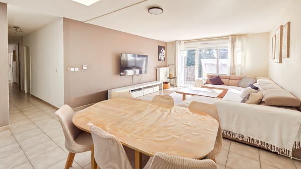 T4 lumineux – Dernier étage – Résidence récente et sécurisée – Emplacement stratégique