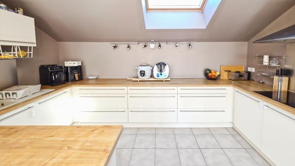 T4 lumineux – Dernier étage – Résidence récente et sécurisée – Emplacement stratégique