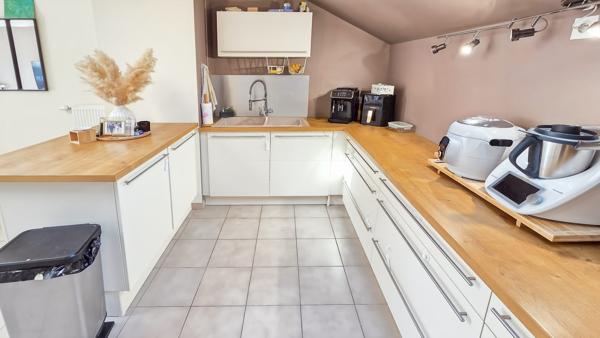 T4 lumineux – Dernier étage – Résidence récente et sécurisée – Emplacement stratégique