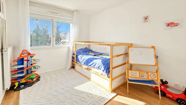 T4 lumineux – Dernier étage – Résidence récente et sécurisée – Emplacement stratégique